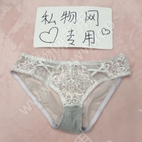 小樱白色蕾丝内内